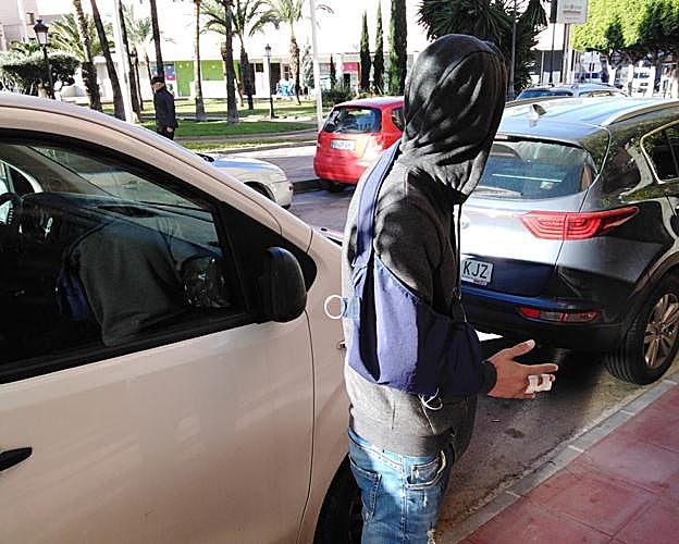 El joven marroquí, ayer, junto a la furgoneta de reparto estacionada en el lugar donde presenció el episodio de malos tratos. 