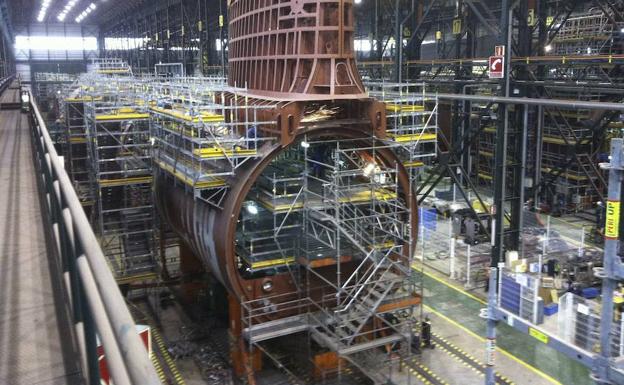 Construcción de uno de los submarinos en el astillero de Navantia en Cartagena.