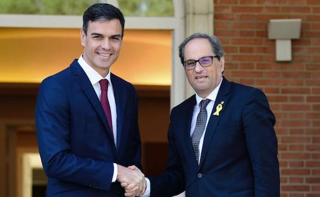 Sánchez (i) y Torra se saludan. 