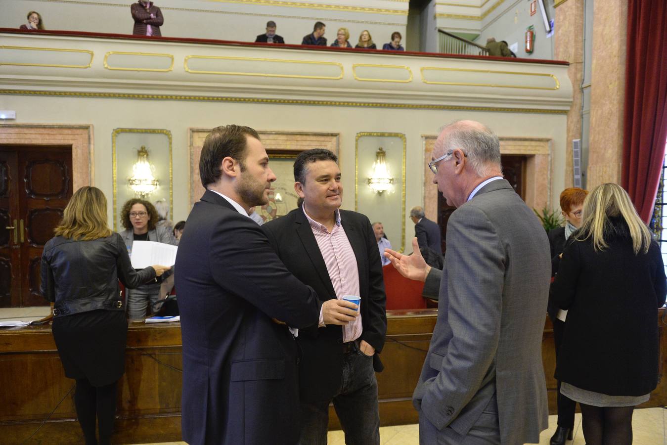 La concejal de Tráfico anuncia en el Pleno de Murcia la creación de una mesa de trabajo para acordar una ordenanza 