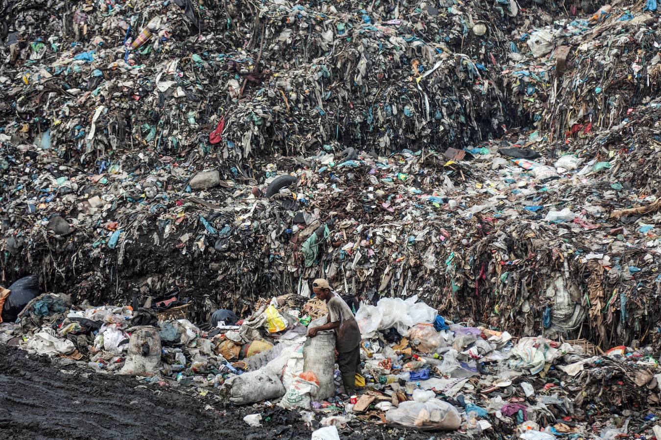 Varias personas rebuscan entre la basura en un vertedero en Medan (Indonesia). La ONU estima que cada año cerca de ocho toneladas de plástico van a parar al mar y que en muchos casos son ingeridos por los animales marinos y pasan a formar parte de la cadena alimentaria de los humanos. 