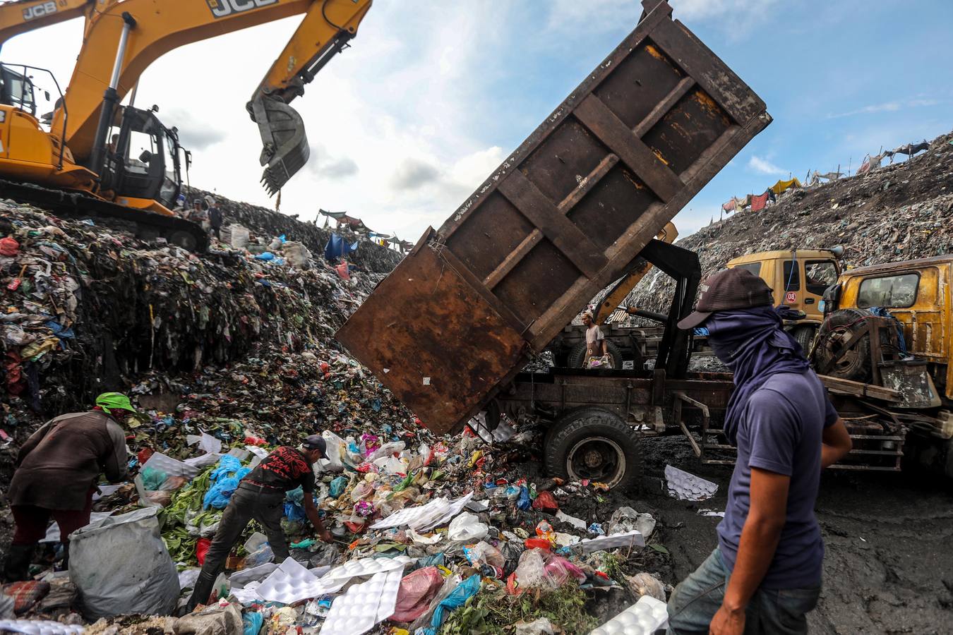 Varias personas rebuscan entre la basura en un vertedero en Medan (Indonesia). La ONU estima que cada año cerca de ocho toneladas de plástico van a parar al mar y que en muchos casos son ingeridos por los animales marinos y pasan a formar parte de la cadena alimentaria de los humanos. 