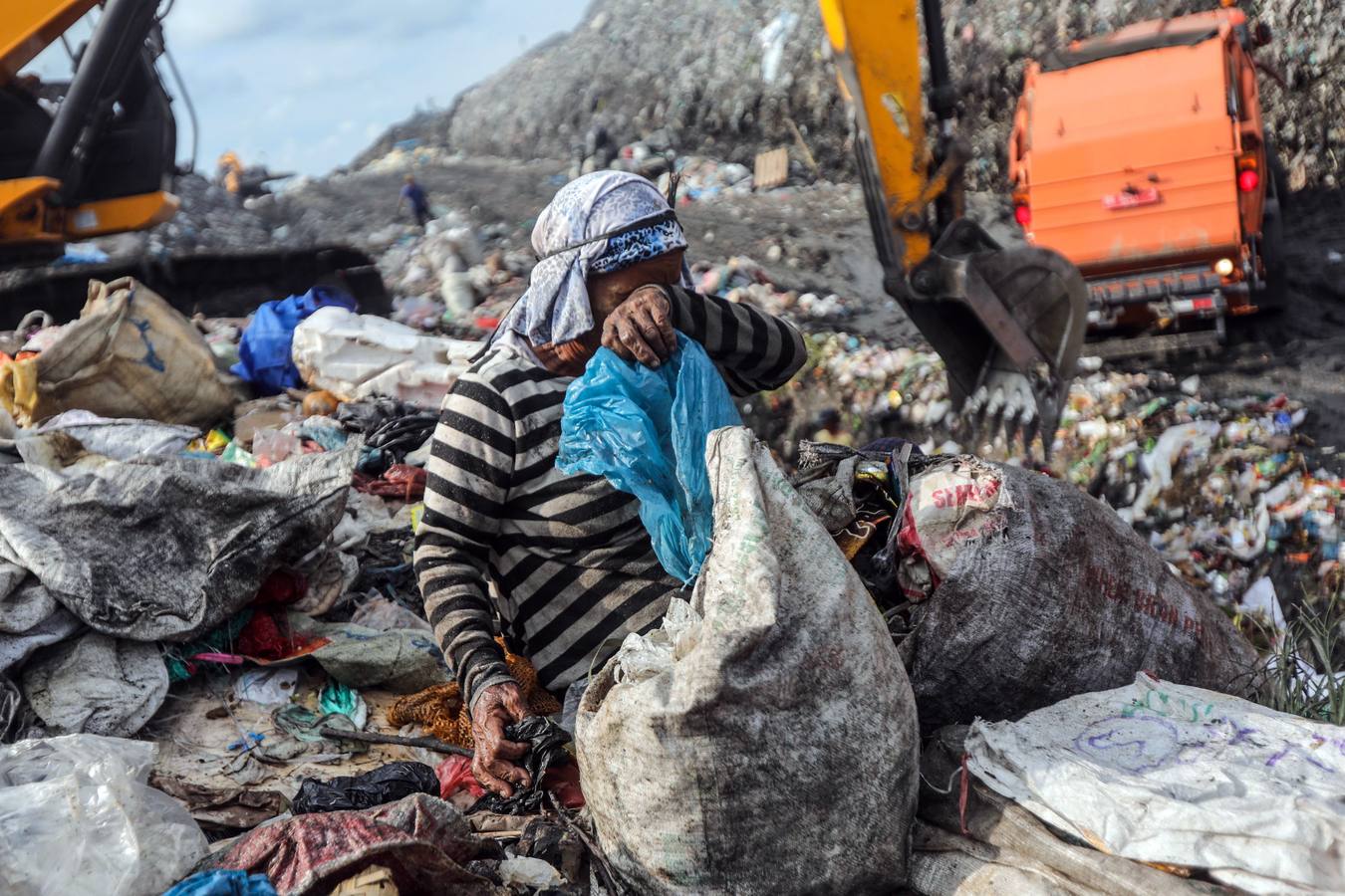 Varias personas rebuscan entre la basura en un vertedero en Medan (Indonesia). La ONU estima que cada año cerca de ocho toneladas de plástico van a parar al mar y que en muchos casos son ingeridos por los animales marinos y pasan a formar parte de la cadena alimentaria de los humanos. 