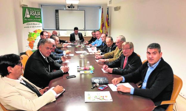 La reunión del Foro Pro Agua de Alicante que tuvo lugar ayer en la sede provincial de Asaja. 