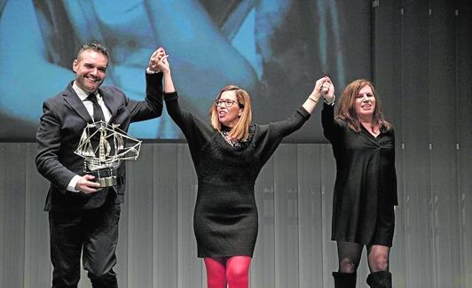 Roberto F. Canuto, tras recoger la Carabela de Plata.
