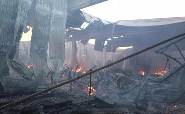 Escarpa ecuación falso Un incendio destruye por completo la fábrica de colchones Rama en Yecla |  La Verdad