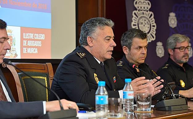 Cirilo Durán, Marcos Castro y Alberto Benavente, ayer, en la clausura de las jornadas de incidentes críticos en el Colegio de Abogados. 