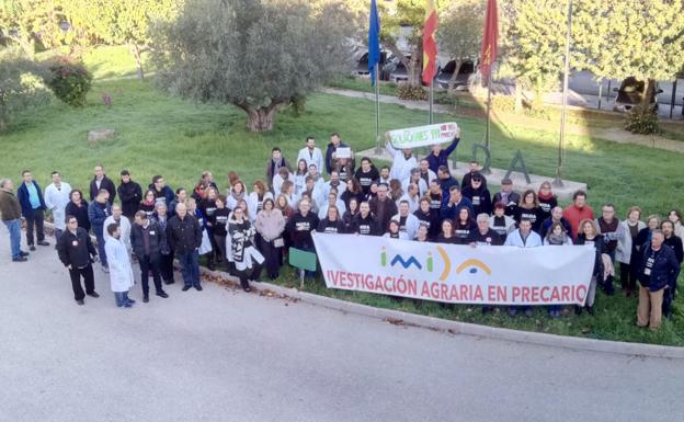 Investigadores del Imida, ayer, durante la concentración que protagonizaron ante la sede del centro. 