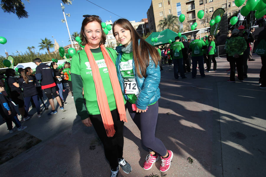 La Asociación Española contra el cáncer ha organizado una marcha solidaria para recaudar fondos contra el melanoma y miles de murcianos han respondido con su participación