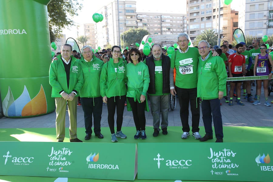 La Asociación Española contra el cáncer ha organizado una marcha solidaria para recaudar fondos contra el melanoma y miles de murcianos han respondido con su participación