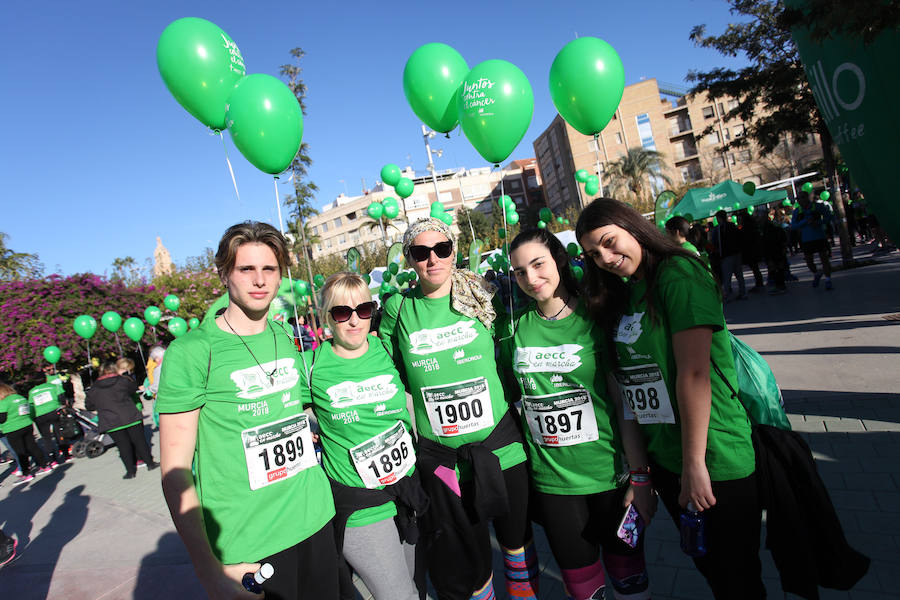 La Asociación Española contra el cáncer ha organizado una marcha solidaria para recaudar fondos contra el melanoma y miles de murcianos han respondido con su participación