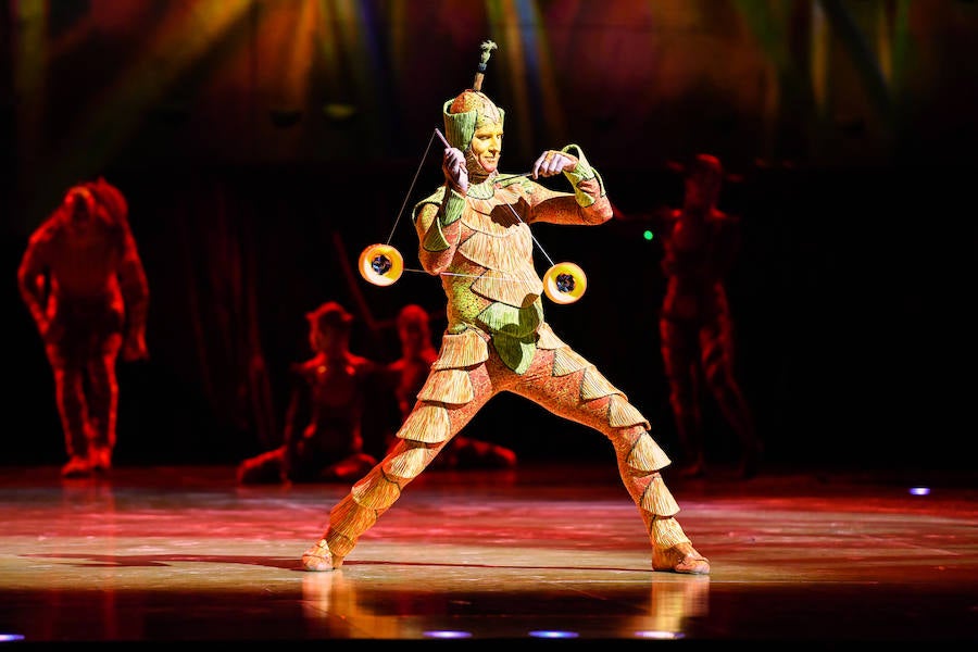 'La Verdad' acompaña a los artistas de la mítica compañía canadiense en una jornada de duro entrenamiento 'Ovo', la nueva apuesta del Circo del Sol, recalará en Murcia del 16 al 20 de enero