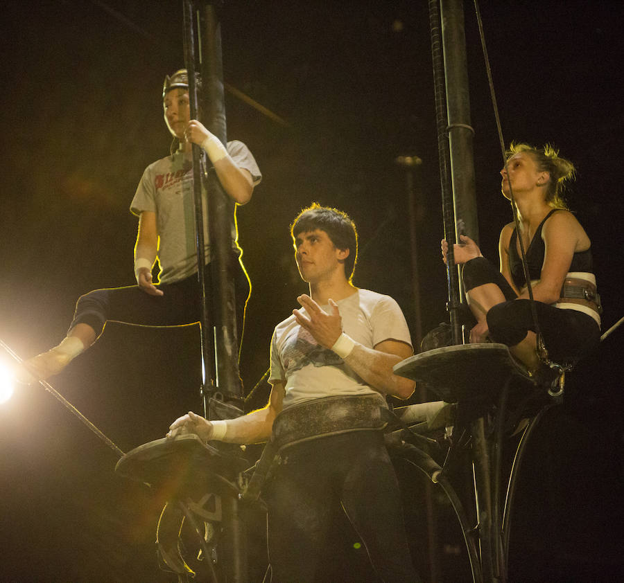 'La Verdad' acompaña a los artistas de la mítica compañía canadiense en una jornada de duro entrenamiento 'Ovo', la nueva apuesta del Circo del Sol, recalará en Murcia del 16 al 20 de enero