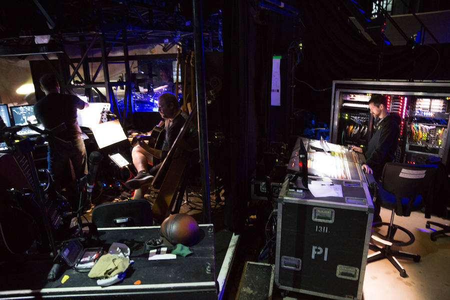 'La Verdad' acompaña a los artistas de la mítica compañía canadiense en una jornada de duro entrenamiento 'Ovo', la nueva apuesta del Circo del Sol, recalará en Murcia del 16 al 20 de enero