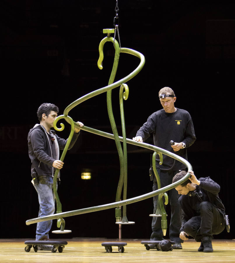 'La Verdad' acompaña a los artistas de la mítica compañía canadiense en una jornada de duro entrenamiento 'Ovo', la nueva apuesta del Circo del Sol, recalará en Murcia del 16 al 20 de enero