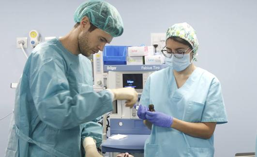 César Noval, durante una operación.