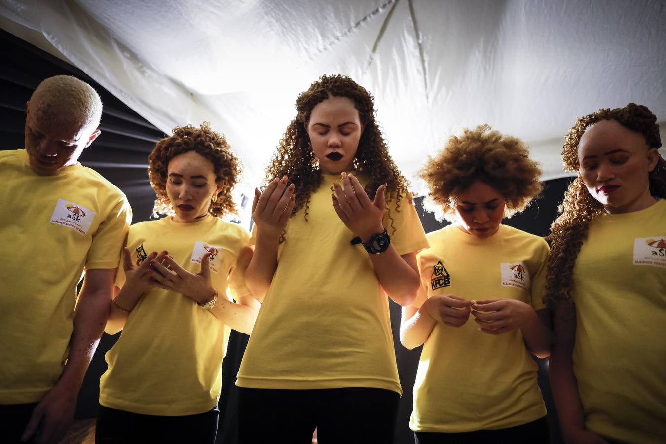 Mujeres, hombres y niños desfilan y actúan durante su participación en el concurso Mister y Miss Albino celebrado en Nairobi, Kenia. Cientos de candidatos albinos participan en este concurso para crear conciencia sobre la discriminación y el estigma que este colectivo sufre en África.