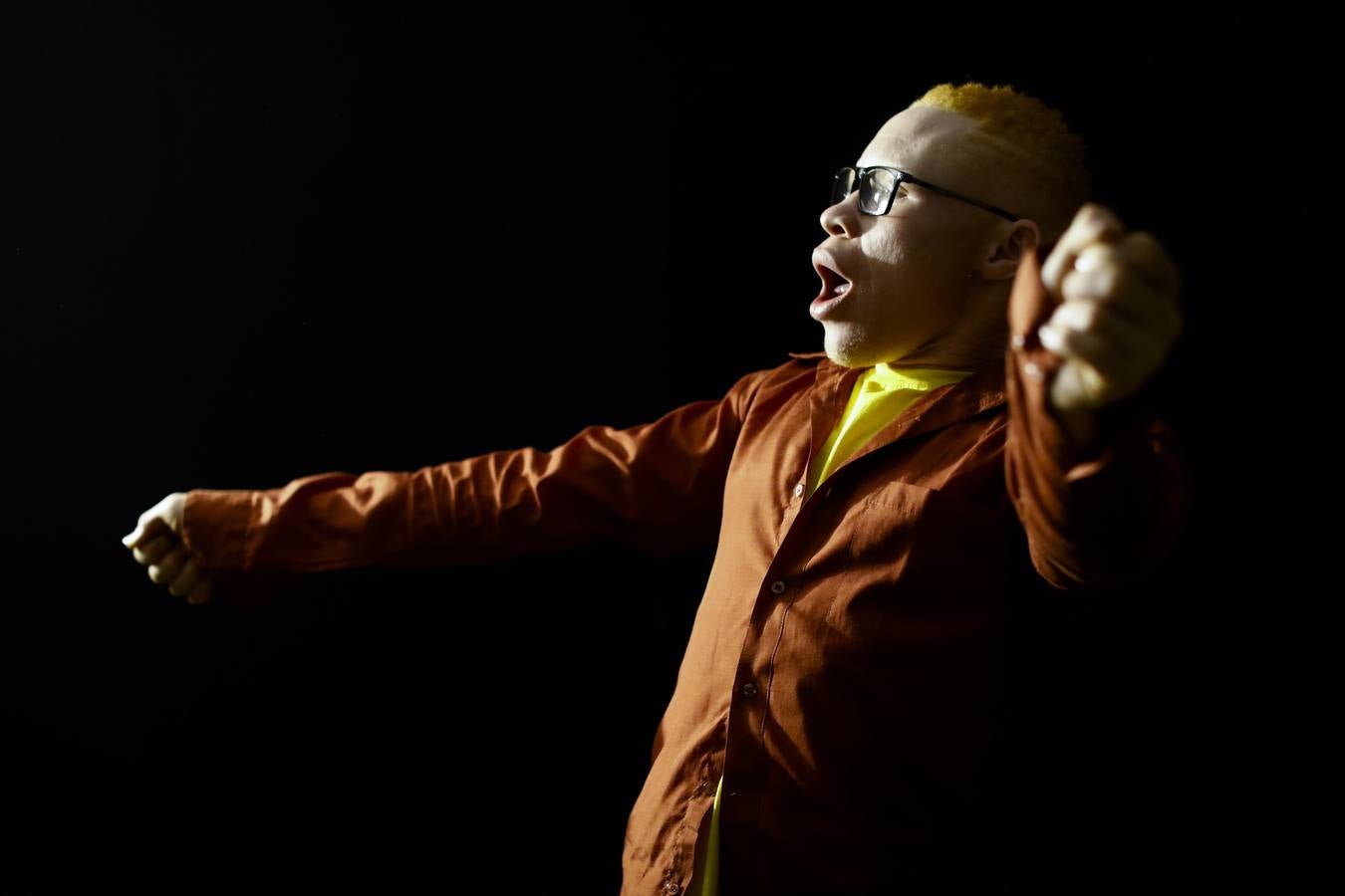 Mujeres, hombres y niños desfilan y actúan durante su participación en el concurso Mister y Miss Albino celebrado en Nairobi, Kenia. Cientos de candidatos albinos participan en este concurso para crear conciencia sobre la discriminación y el estigma que este colectivo sufre en África.