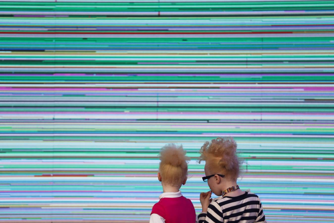 Mujeres, hombres y niños desfilan y actúan durante su participación en el concurso Mister y Miss Albino celebrado en Nairobi, Kenia. Cientos de candidatos albinos participan en este concurso para crear conciencia sobre la discriminación y el estigma que este colectivo sufre en África.