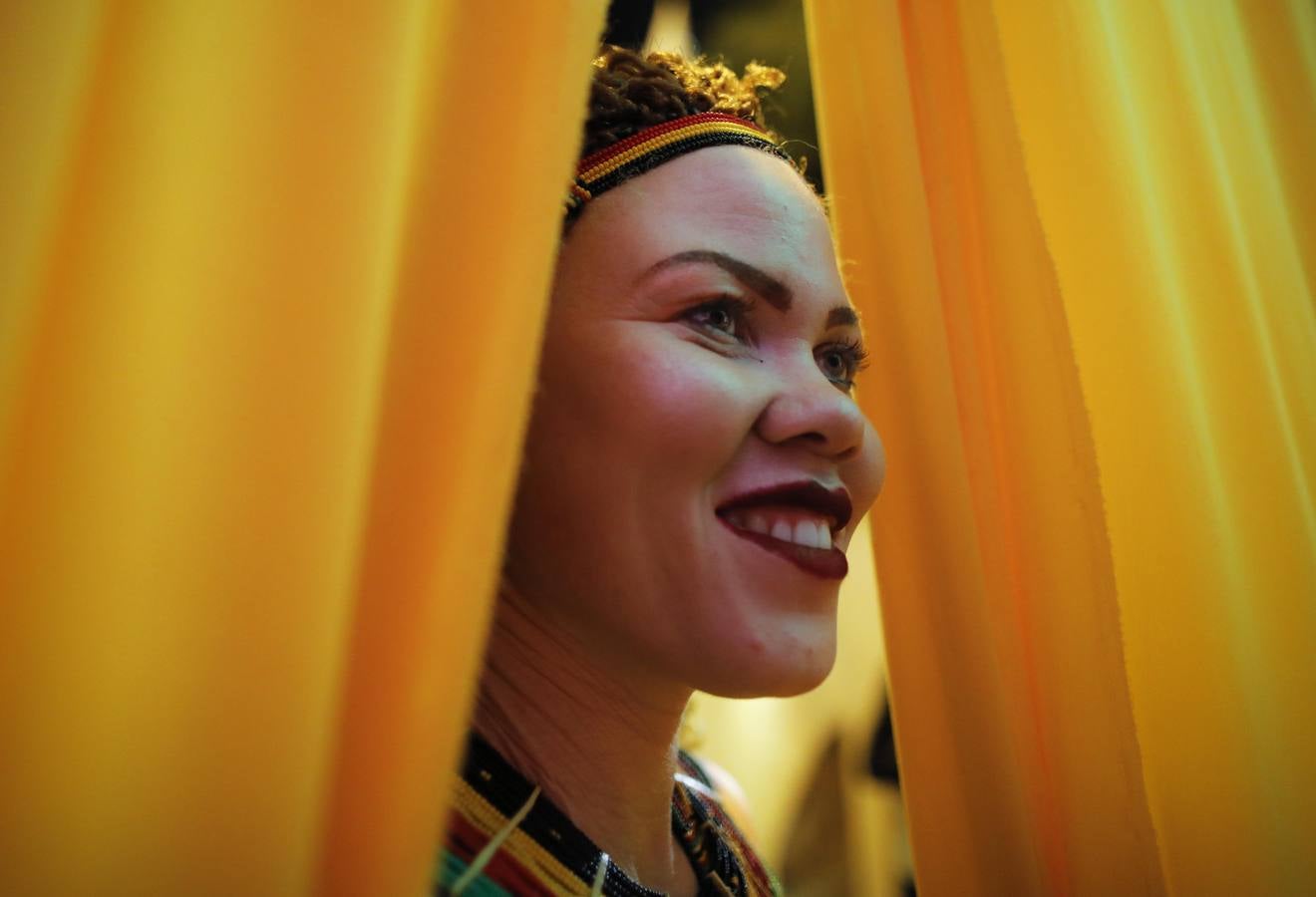 Mujeres, hombres y niños desfilan y actúan durante su participación en el concurso Mister y Miss Albino celebrado en Nairobi, Kenia. Cientos de candidatos albinos participan en este concurso para crear conciencia sobre la discriminación y el estigma que este colectivo sufre en África.