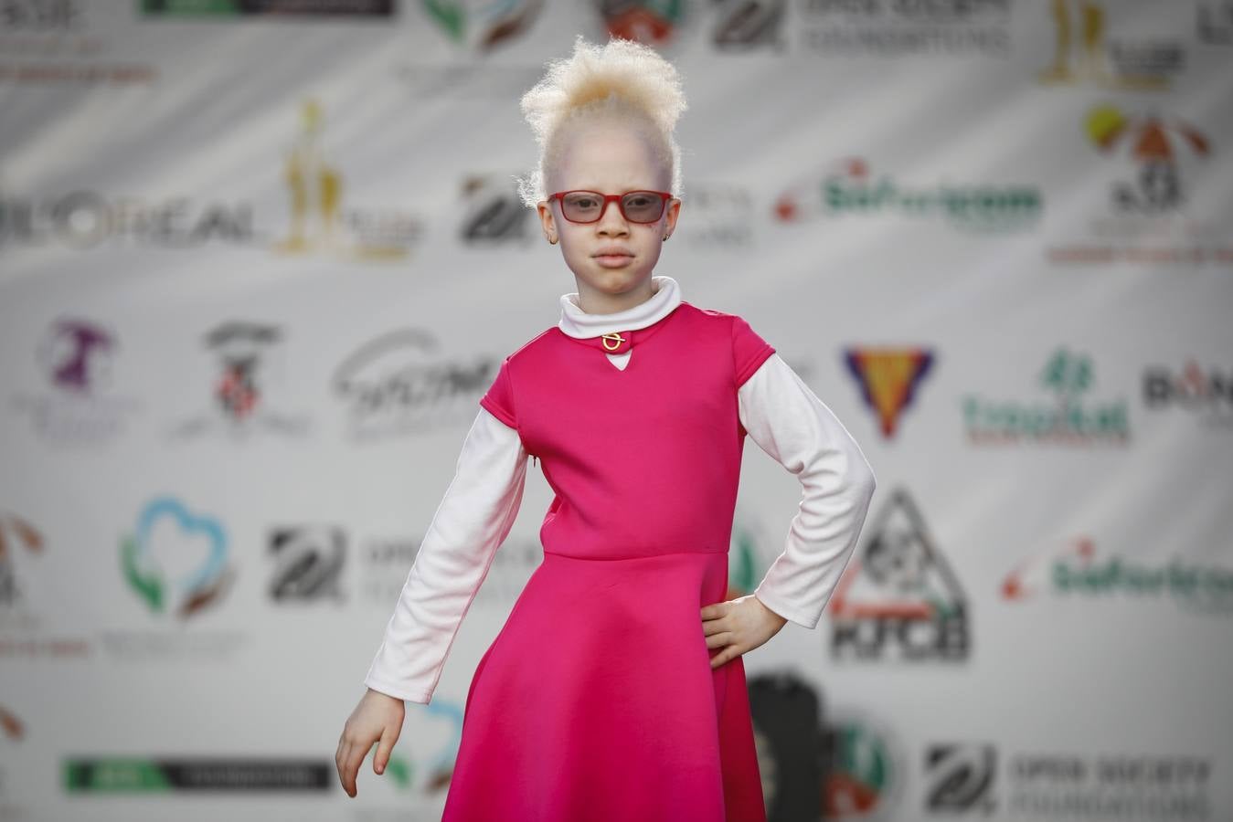 Mujeres, hombres y niños desfilan y actúan durante su participación en el concurso Mister y Miss Albino celebrado en Nairobi, Kenia. Cientos de candidatos albinos participan en este concurso para crear conciencia sobre la discriminación y el estigma que este colectivo sufre en África.