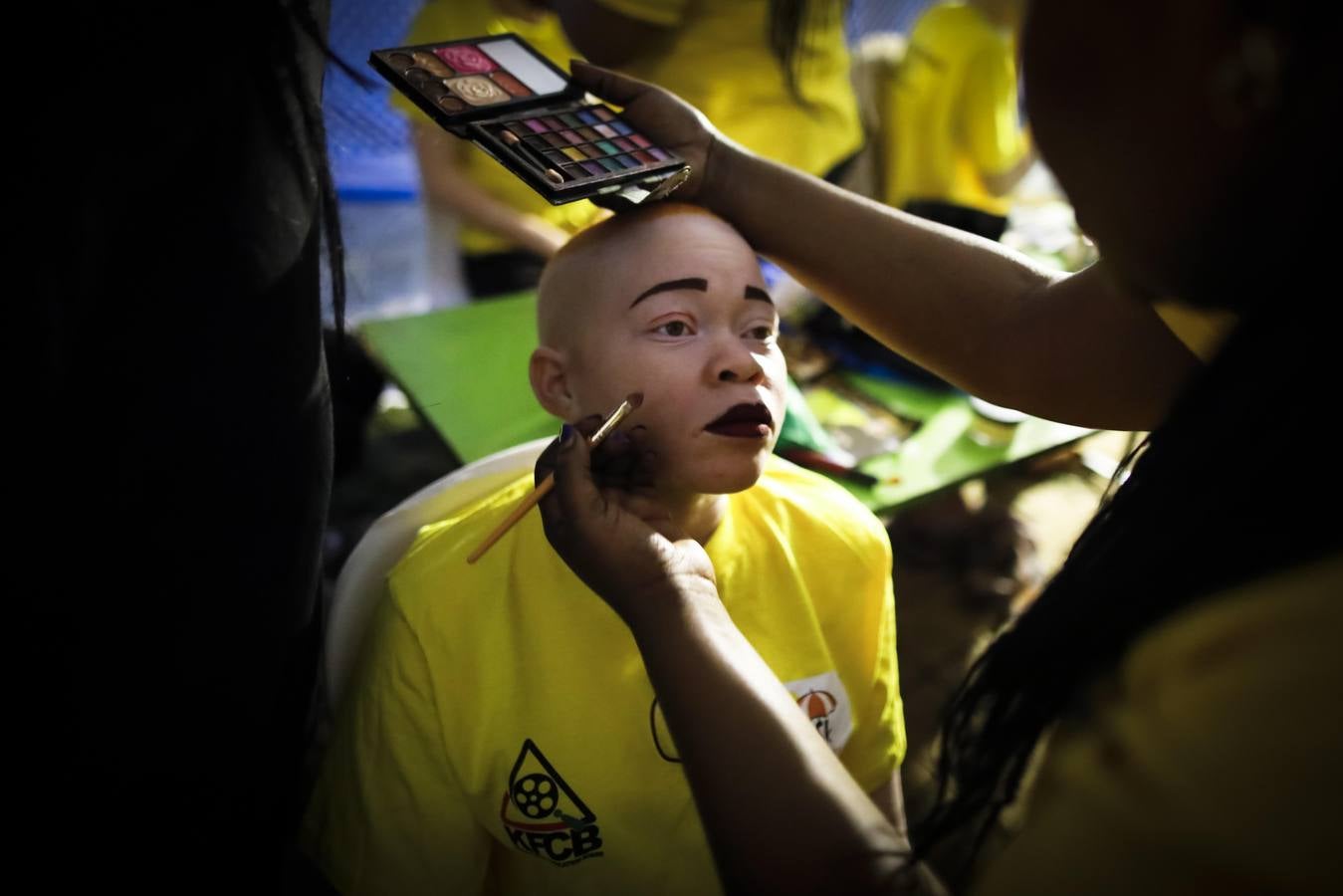 Mujeres, hombres y niños desfilan y actúan durante su participación en el concurso Mister y Miss Albino celebrado en Nairobi, Kenia. Cientos de candidatos albinos participan en este concurso para crear conciencia sobre la discriminación y el estigma que este colectivo sufre en África.