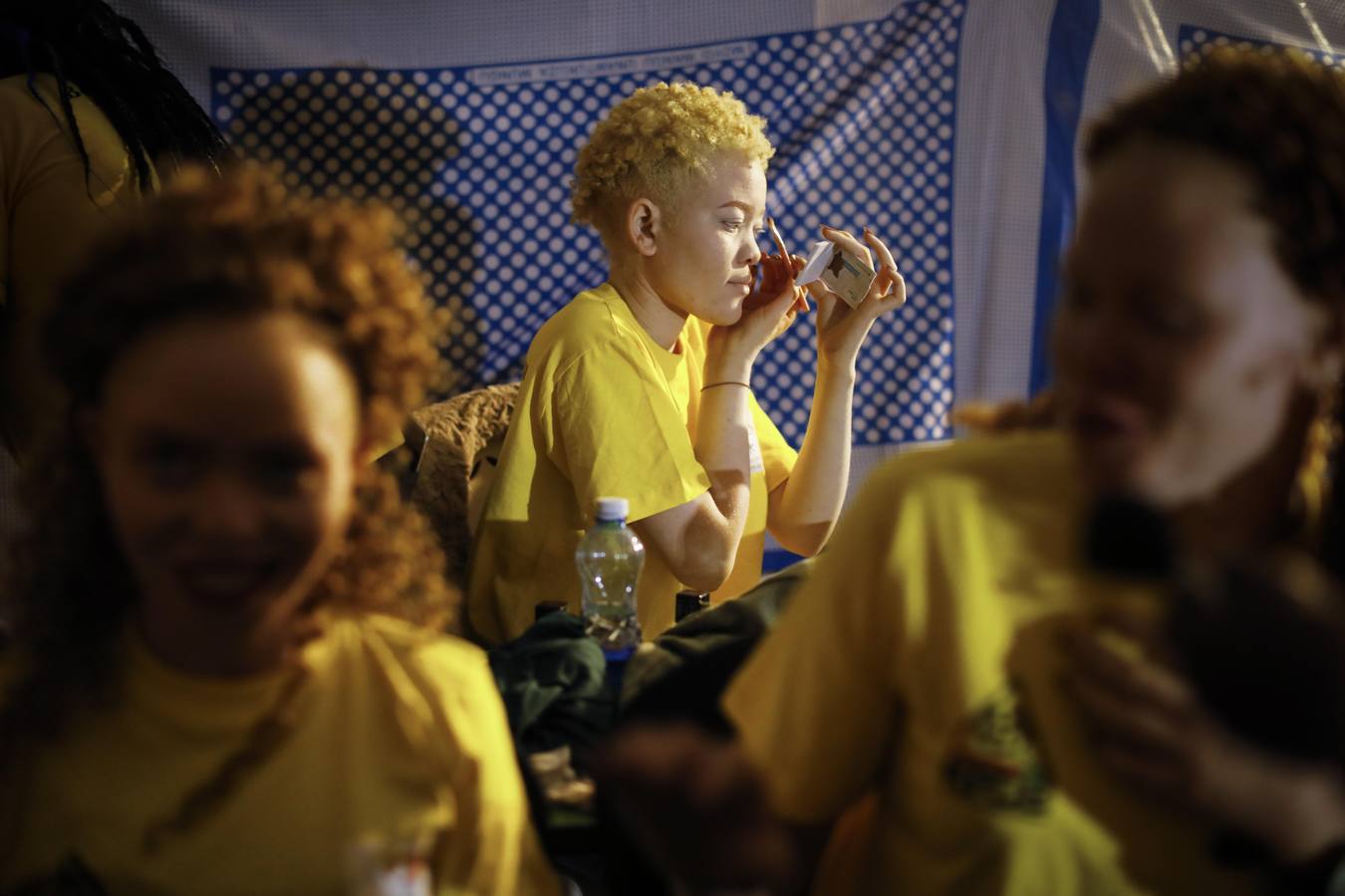 Mujeres, hombres y niños desfilan y actúan durante su participación en el concurso Mister y Miss Albino celebrado en Nairobi, Kenia. Cientos de candidatos albinos participan en este concurso para crear conciencia sobre la discriminación y el estigma que este colectivo sufre en África.