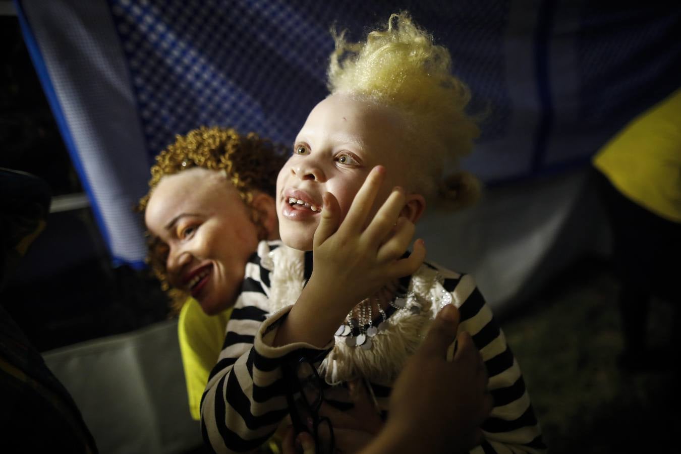 Mujeres, hombres y niños desfilan y actúan durante su participación en el concurso Mister y Miss Albino celebrado en Nairobi, Kenia. Cientos de candidatos albinos participan en este concurso para crear conciencia sobre la discriminación y el estigma que este colectivo sufre en África.