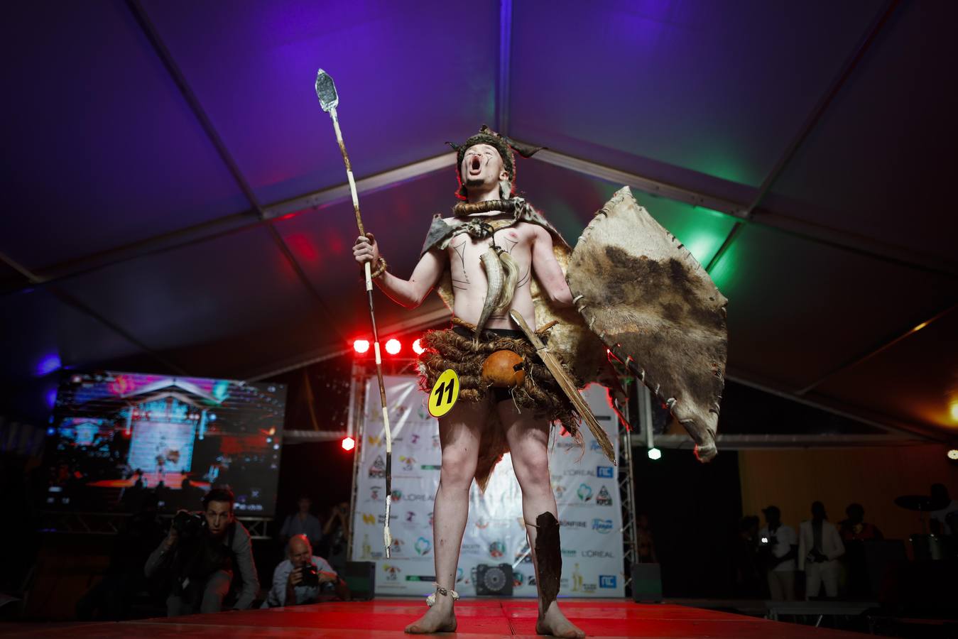 Mujeres, hombres y niños desfilan y actúan durante su participación en el concurso Mister y Miss Albino celebrado en Nairobi, Kenia. Cientos de candidatos albinos participan en este concurso para crear conciencia sobre la discriminación y el estigma que este colectivo sufre en África.