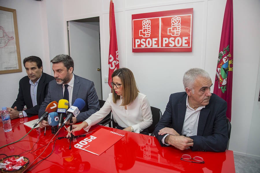 La secretaria general del PSOE en Cartagena, Ana Belén Castejón, acompañada por el portavoz del Grupo Parlamentario Socialista en la Asamblea Regional, Joaquín López, y por los diputados Antonio Guillamón y Alfonso Martínez Baños.