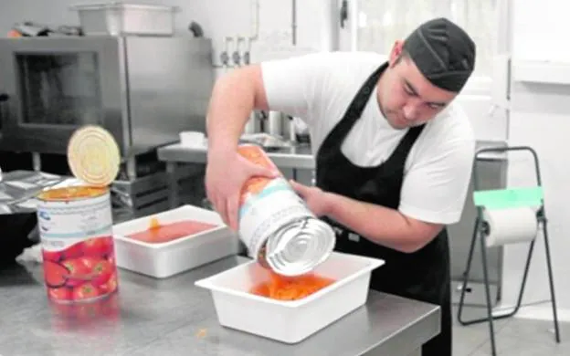 Javi prepara los alimentos para el servicio de 'catering'. 