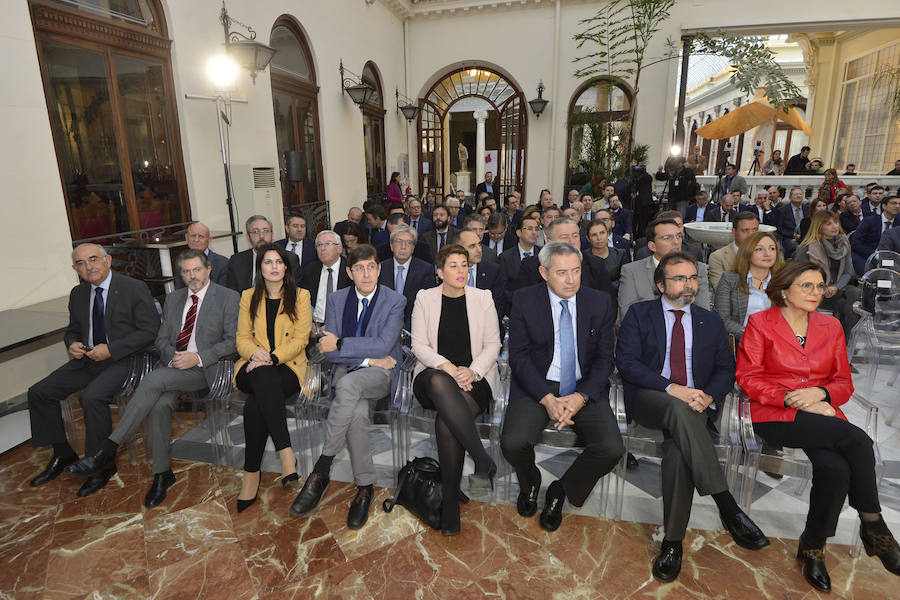 El jefe del Ejecutivo regional, Fernando López Miras, anuncia durante su intervención en el Foro Nueva Murcia que el Consejo de Gobierno estudiará este miércoles el recurso contra el 'trasvase cero'