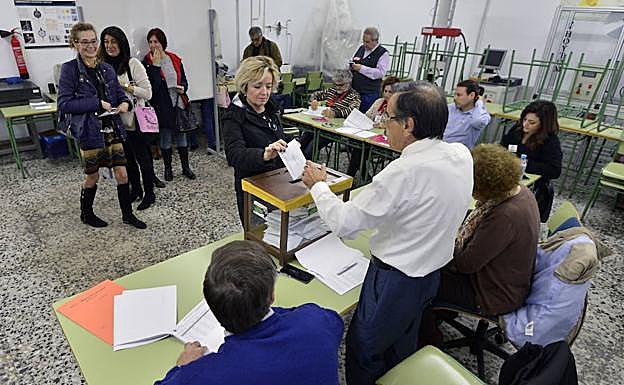 Varios profesores hacen cola para votar en el instituto Miguel Espinosa de Murcia.