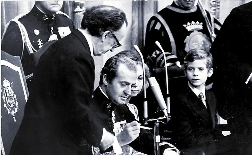 El Rey Juan Carlos sanciona la Constitución. Fue el 27 de diciembre de 1978, en el Congreso, en presencia de la Reina Sofía, del Príncipe Felipe y de Antonio Hernández Gil, presidente de las Cortes.