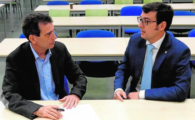 En primera fila. Luis Gálvez (i) y Germán Teruel intercambian impresiones en una de las aulas de la Facultad de Derecho de la UMU.