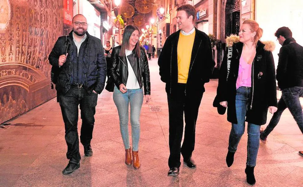 Iago González Quelle, Irene Martínez Alcaraz, Francisco José Molina Castillo y Fuensanta Botías Vicente pasean por la calle Trapería de Murcia.