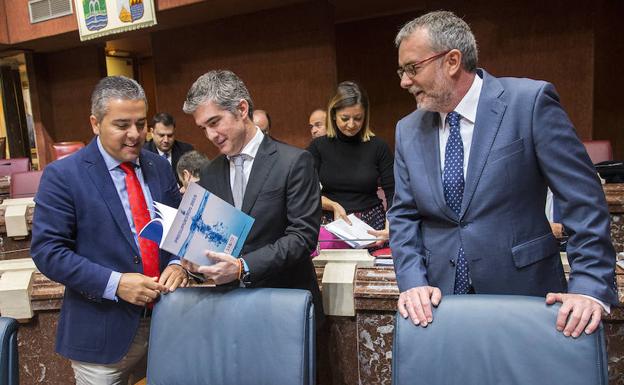 Miguel Ángel del Amor (c), este martes, en la Asamblea Regional.