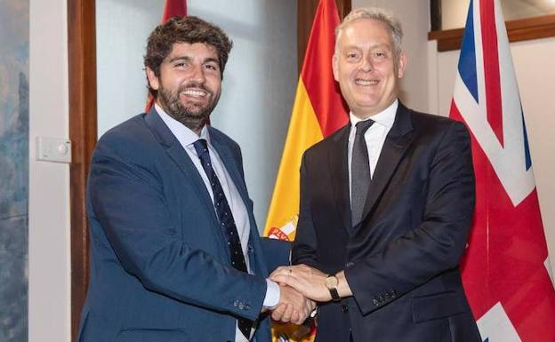 Fernando López Miras, este martes, junto al embajador del Reino Unido en España, Simon Manley.