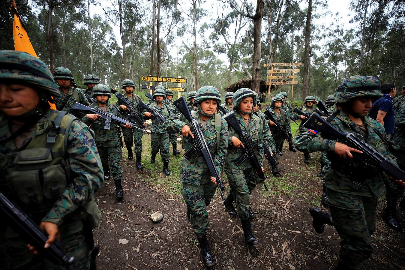 200 ecuatorianas se calzaron las botas y se convirtieron este año en las primeras reclutas del Ejército en Ecuador, un país donde la equidad de género es una deuda social que se va saldando lentamente. Por otro lado, jóvenes nepalesas participan en una clase de educación física en Kathmandú, donde el regimiento de élite de la Brigada de Gurkhas del Ejército británico contará con las primeras reclutas a partir del año 2020.