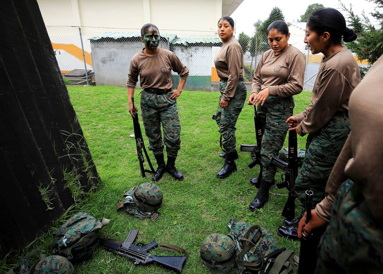 200 ecuatorianas se calzaron las botas y se convirtieron este año en las primeras reclutas del Ejército en Ecuador, un país donde la equidad de género es una deuda social que se va saldando lentamente. Por otro lado, jóvenes nepalesas participan en una clase de educación física en Kathmandú, donde el regimiento de élite de la Brigada de Gurkhas del Ejército británico contará con las primeras reclutas a partir del año 2020.