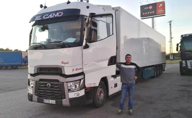 José Jerónimo García Egea junto a su camión. 