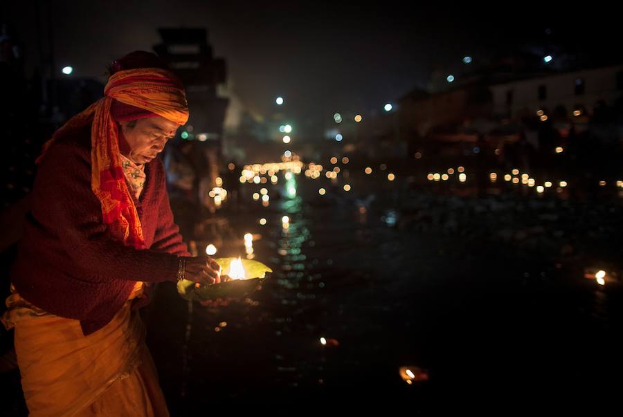 Los fieles hindúes nepalíes encienden lámparas de aceite y siembran siete tipos de semillas alrededor de las instalaciones del templo en nombre de los familiares difuntos.