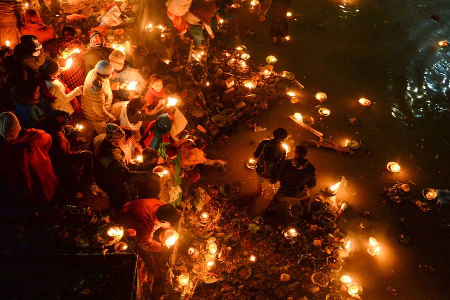 Los fieles hindúes nepalíes encienden lámparas de aceite y siembran siete tipos de semillas alrededor de las instalaciones del templo en nombre de los familiares difuntos.