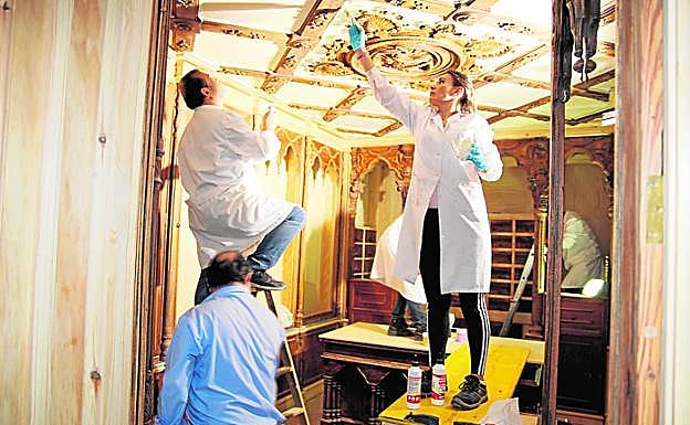 Monitores y alumnos del taller trabajan en la farmacia . 