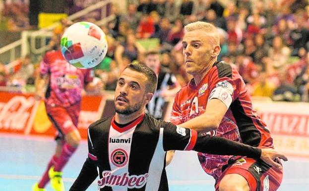 Juanpi y Miguelín pugnan por la pelota, en el último derbi. 