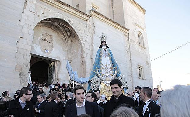 La Purísima Concepción saliendo de la iglesia.