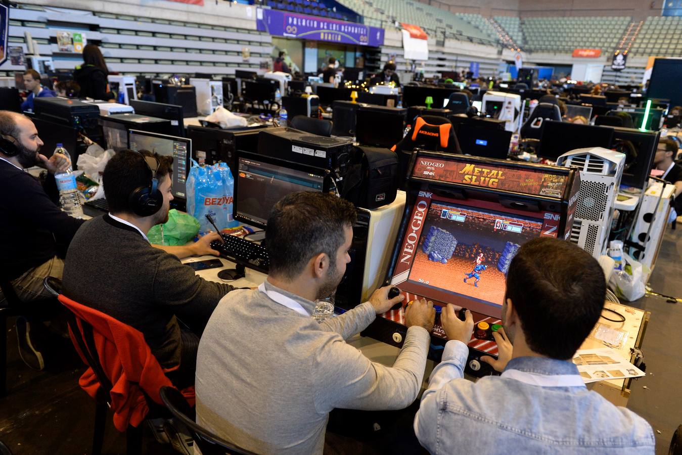 Los participantes disfurtan de la mayor vellocidad de navegación por internet además de casi un centenar de actividades en el Palacio de los Deportes 