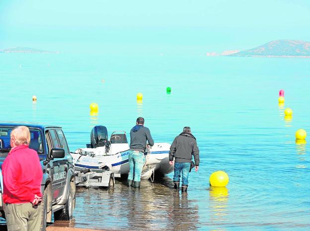 Una embarcación, ayer en la zona de acceso habilitada en Playa Honda. 