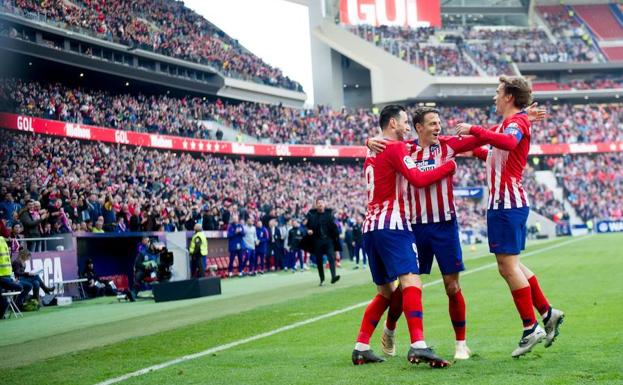 Los jugadores del Atlético de Madrid celebran el primer tanto del partido ante el Alavés.
