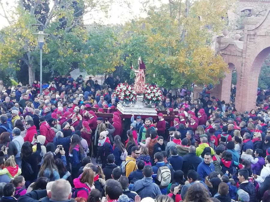 Más de 14.000 personas participan en la tradicional bajada en romería desde el santuario